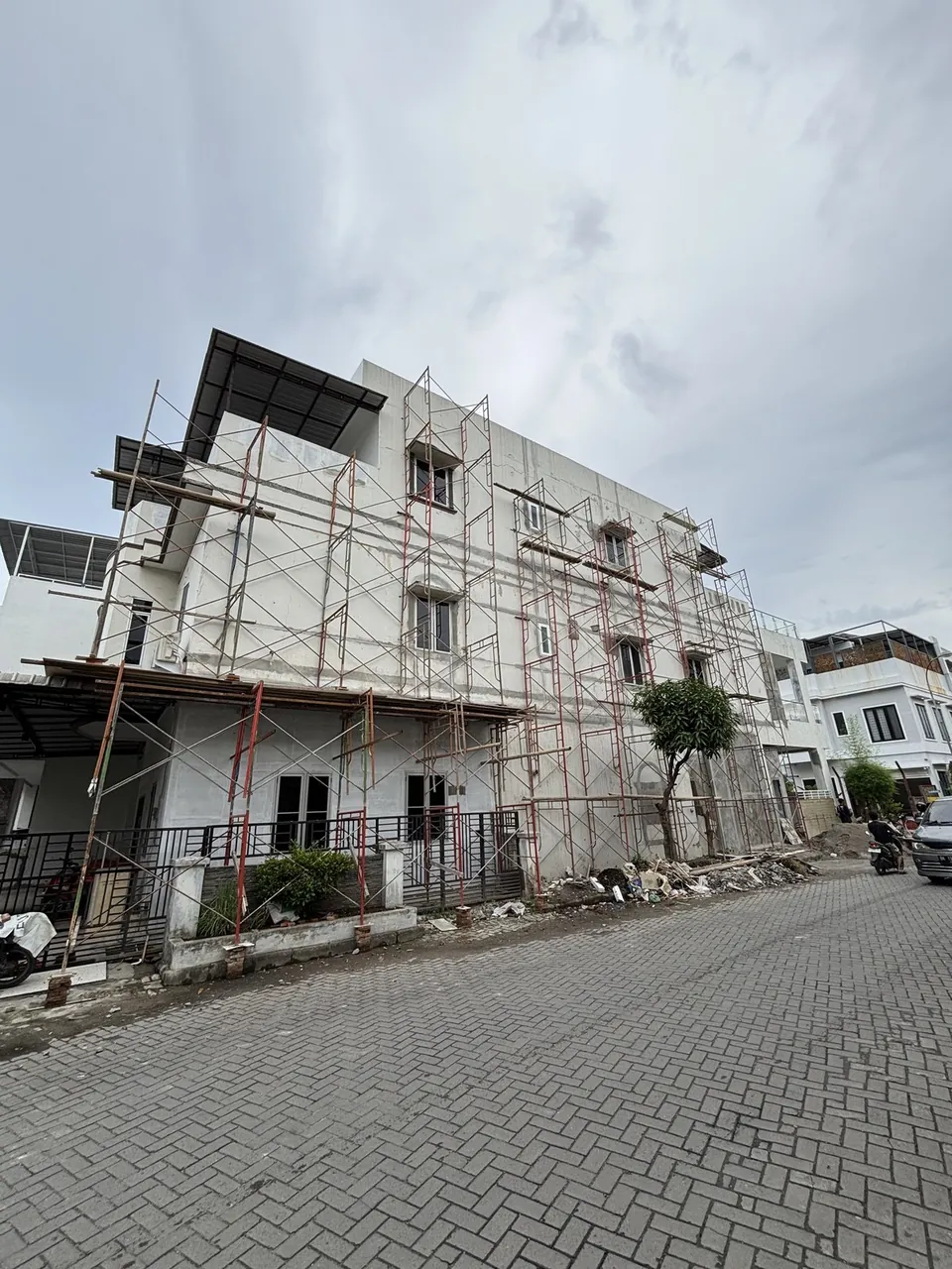 Pengerjaan 1 dari 8 — JA House, Cemara Asri, Medan — proyek residensial WE Arsitek