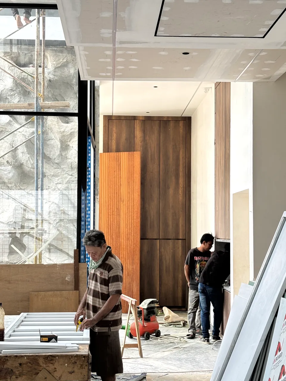 Pengerjaan 32 dari 37 — OEI House, Medan — proyek residensial WE Arsitek